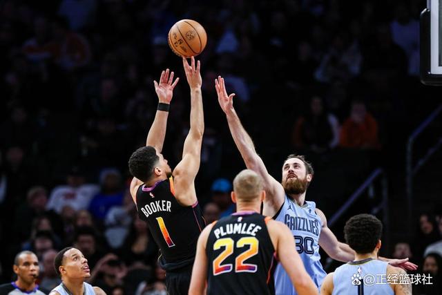 灰熊强势墨西哥男篮，布克爆发神勇