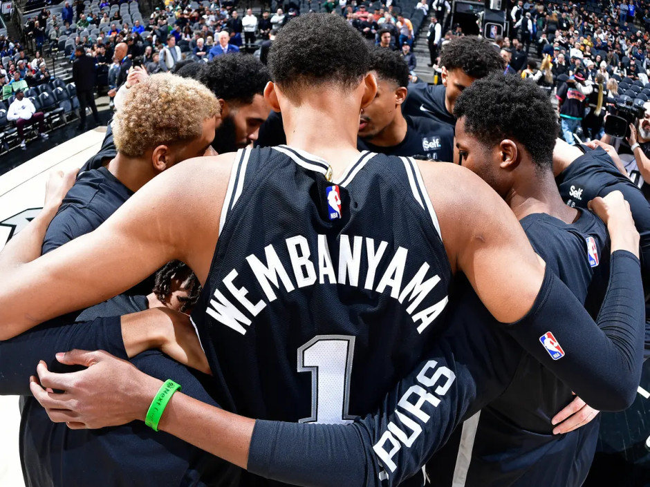 开云体育平台APP-战胜强敌后的马刺队员大声欢呼，凭实力获胜