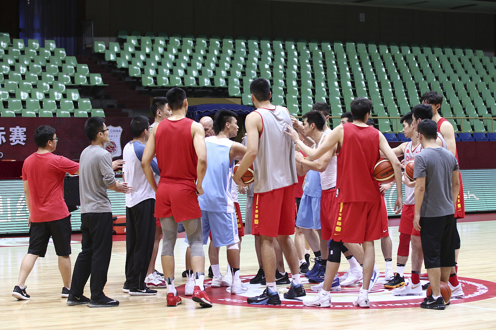 包含冠军争夺战中的强队对决令球迷热血沸腾的词条