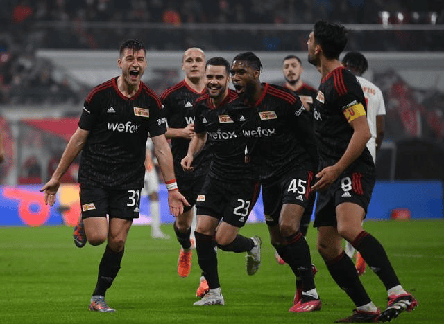 包含佛罗伦萨球员精彩盘带突破，助球队夺冠的词条