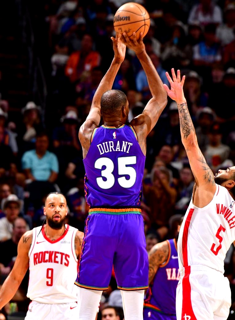 关于两位球员因伤退出比赛，团队面临考验！的信息