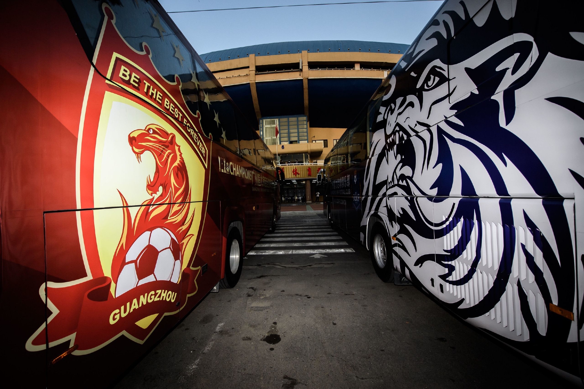 关于冠军之争白热化,广州富力再胜一场稳坐榜首的信息 关于冠军之争白热化,广州富力再胜一场稳坐榜首的信息