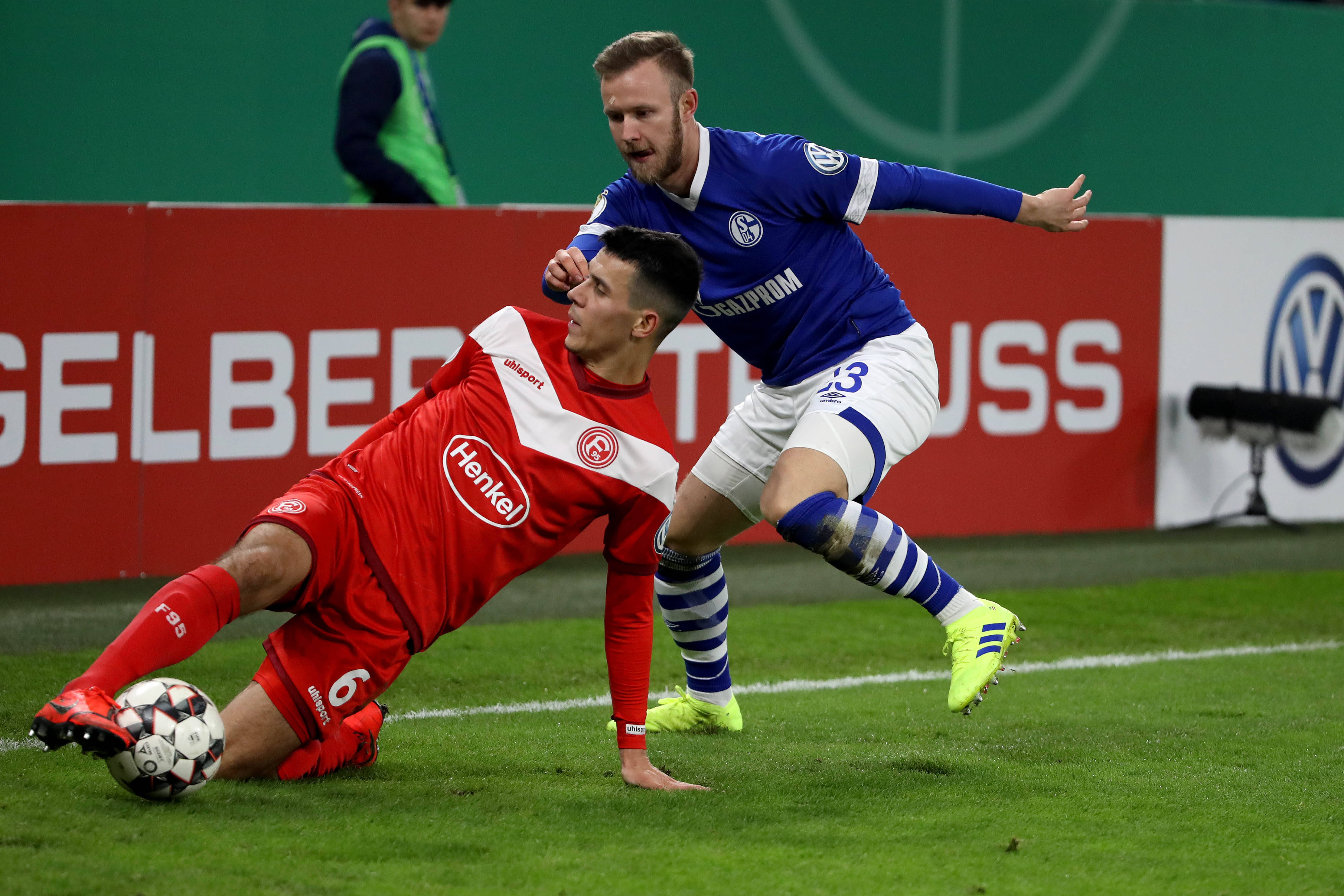 包含欧洲足球顶级联赛的争夺日益白热化的词条