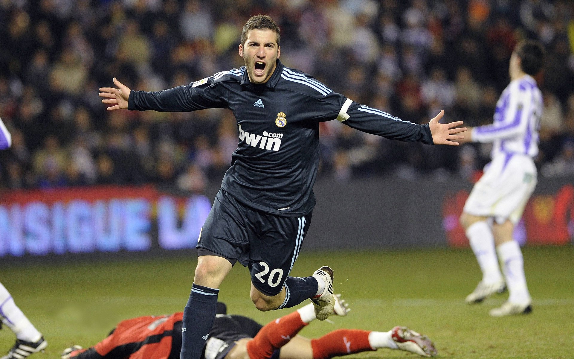 西甲国家德比之夜,特奥完成里程碑,红蓝与纯白间的永恒传奇